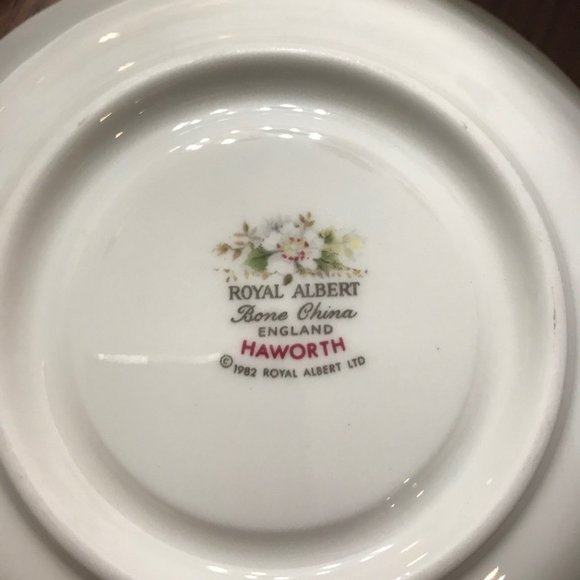 ROYAL ALBERT HAWORTH 5 PIECE PLACE SETTING. - Picture 4 of 6